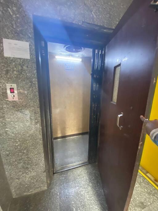 Mon Desire 5, Perry Cross Rd, Bandra West By Connekt Homes Мумбаї Екстер'єр фото